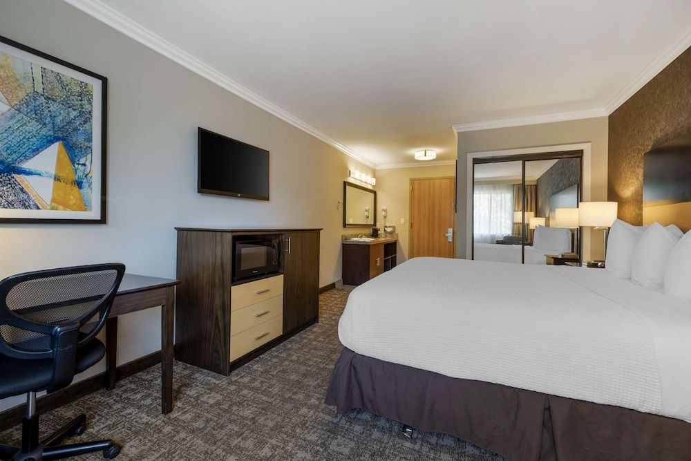 Best Western Los Angeles Worldport Hotel Standard Room, 1 King Bed, Non Smoking, Refrigerator 3