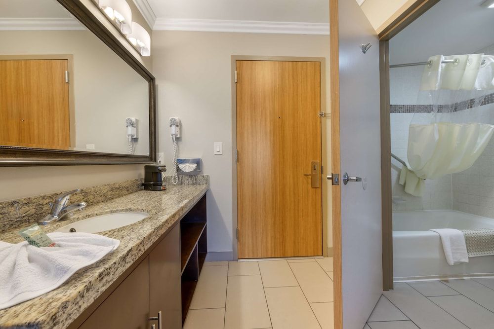 Best Western Los Angeles Worldport Hotel Standard Room, 2 Queen Beds, Non Smoking, Refrigerator 4