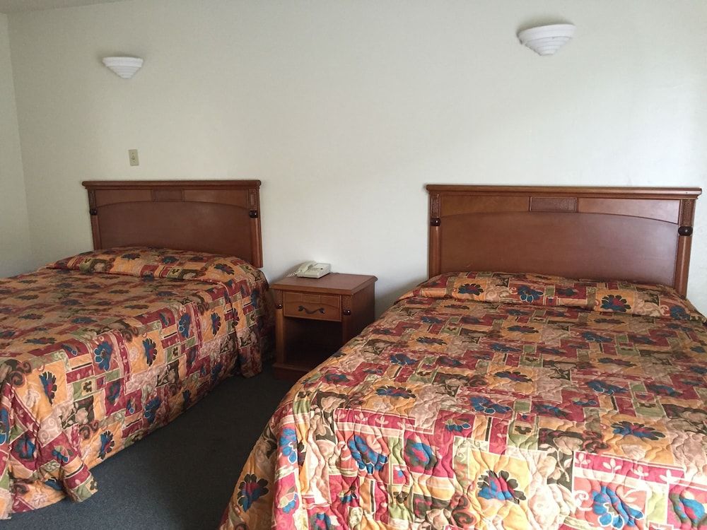 Golden Hills Motel Double Room, 2 Queen Beds, Non Smoking 2