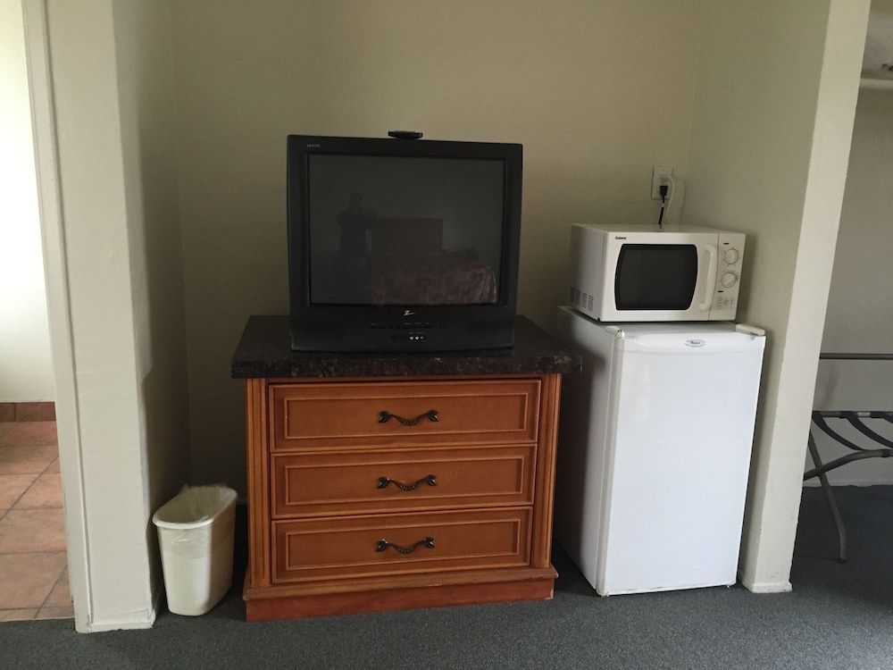 Golden Hills Motel Double Room, 2 Queen Beds, Non Smoking 4