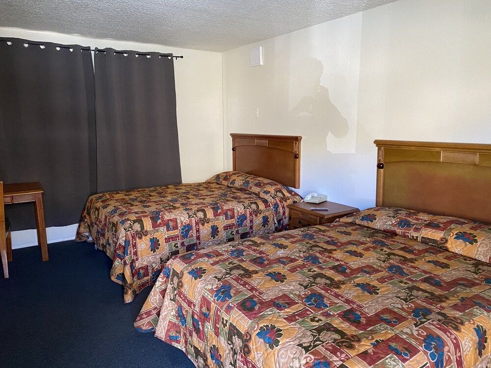 Golden Hills Motel Double Room, 2 Queen Beds, Non Smoking 3