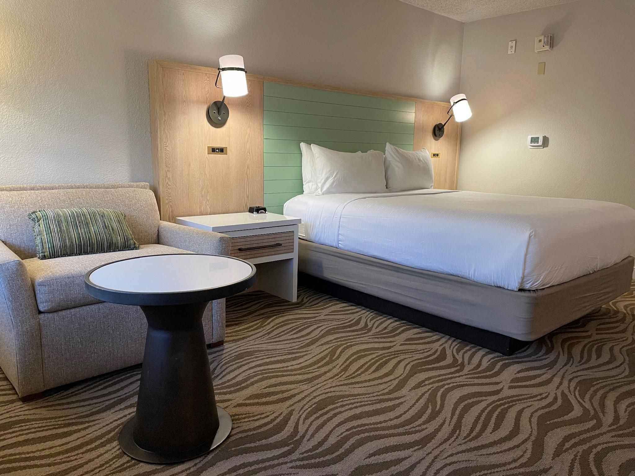 1 Queen Bed, Mobility Accessible Room, Roll-In Shower, Non-Smoking