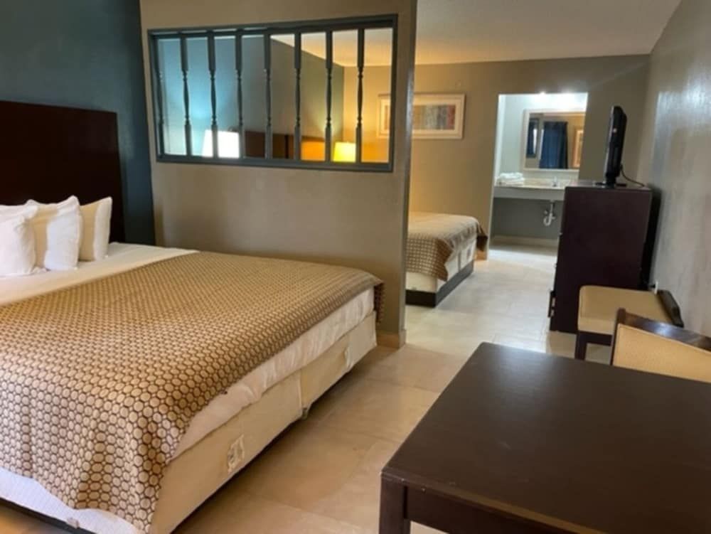 Guest Inn Deluxe Room, 2 Bedrooms, Non Smoking (Non Pet Friendly) 2