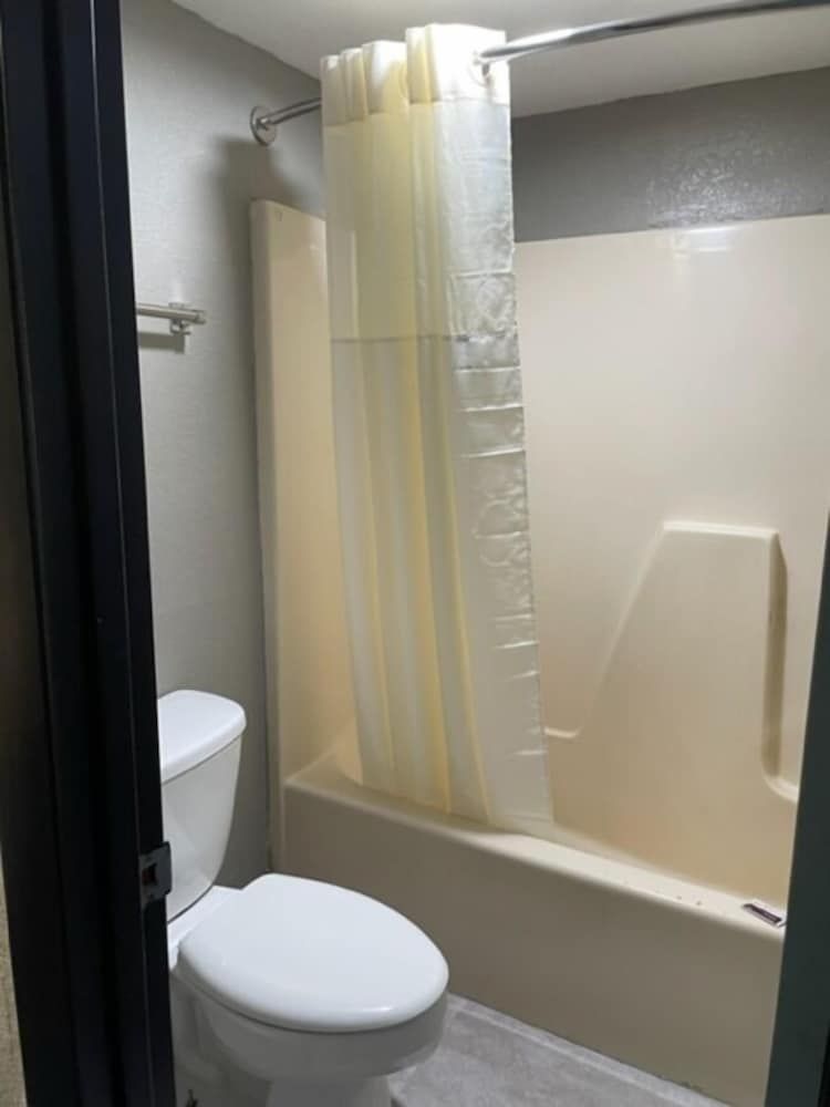 Guest Inn Deluxe Room, 2 Queen Beds, Non Smoking (Non Pet Friendly) 3