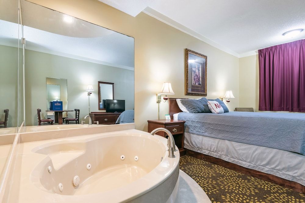 Plantation Oaks Suites & Inn Room, 1 King Bed, Non Smoking, Jetted Tub (Pets Not Allowed) 2