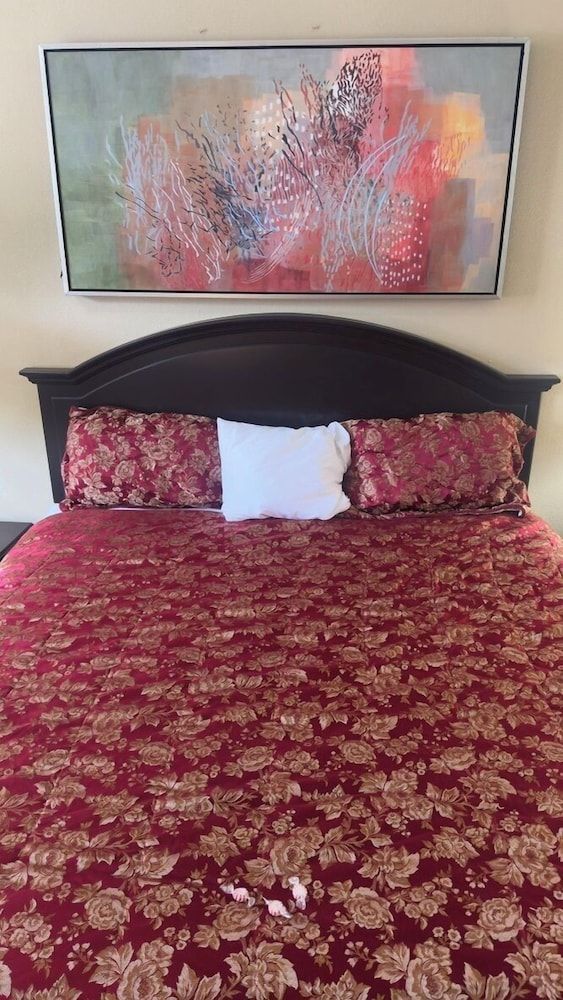 Plantation Oaks Suites & Inn Room, 1 King Bed, Non Smoking, Jetted Tub (Pets Not Allowed)