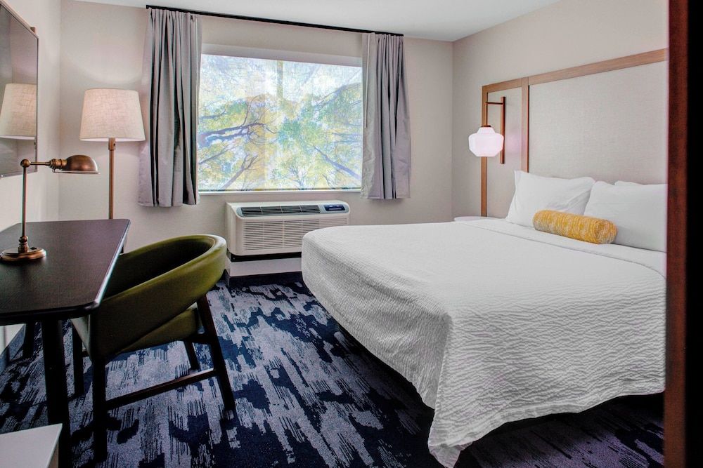 Suite, 1 King Bed (Hearing Accessible)