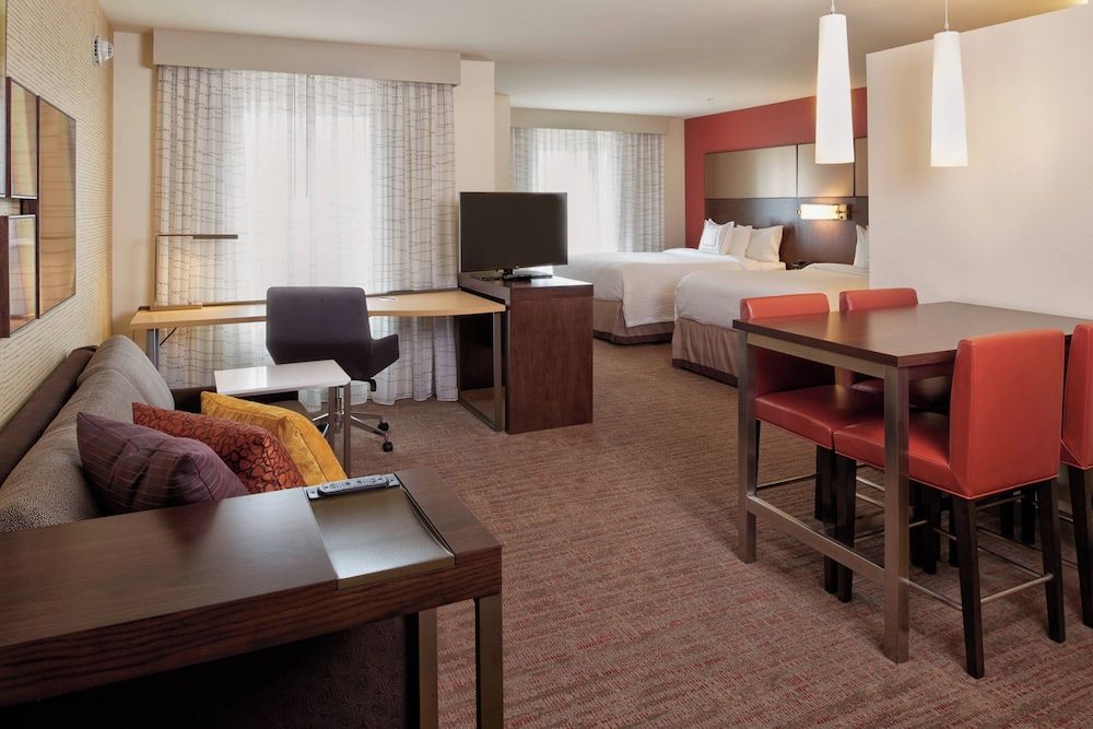 Studio, Multiple Beds (Mobility/Hearing Access, Roll-in Shwr)