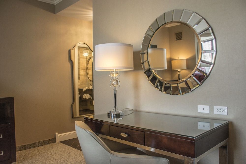 The Delavan Hotel & Spa Deluxe Room, 1 King Bed 8