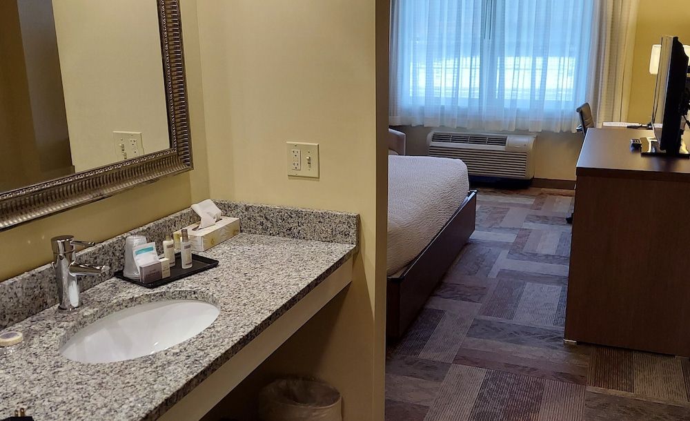 Belfast Harbor Inn Standard Room, 1 King Bed, Accessible Not Ocean View 4