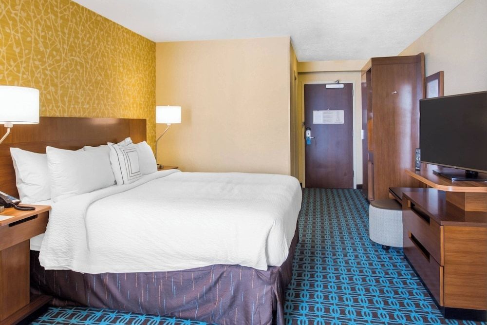 Room, 1 King Bed, Non Smoking (Mobility/Hearing Accessible, Tub)