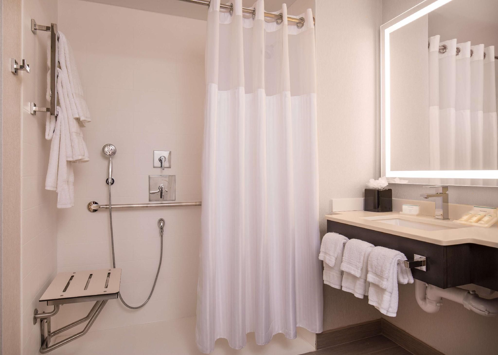 1 KING MOBILITY/HEARING ACCESSIBLE RI SHWR