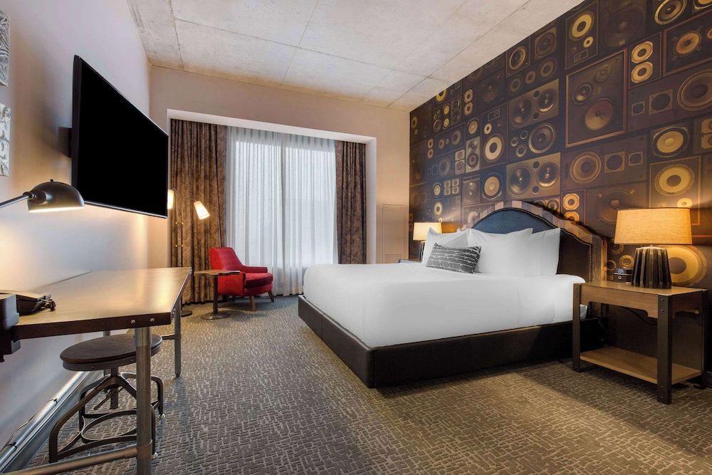 Standard Room, 1 King Bed, Non Smoking (Accessible Tub)