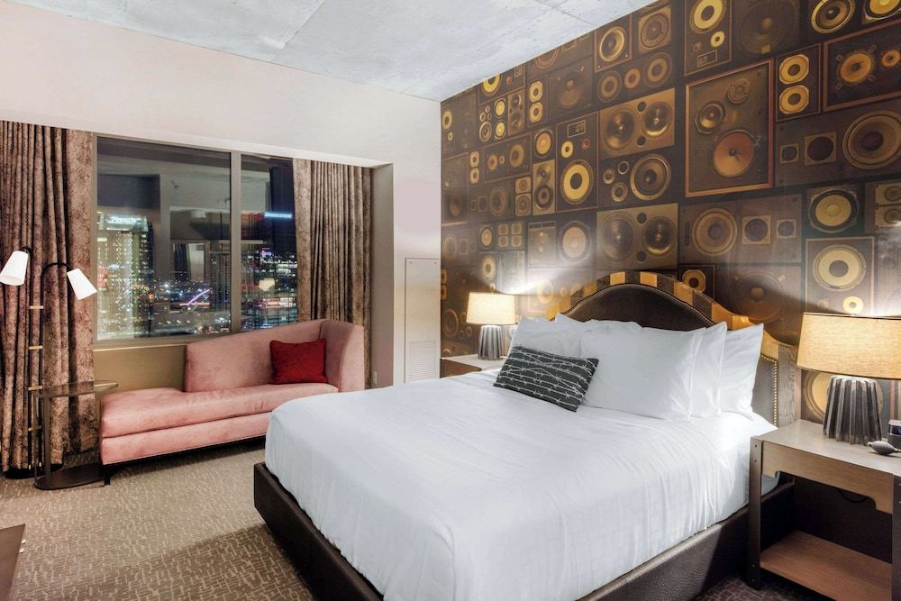 Room, 1 King Bed, Corner, High-Floor, Non Smoking