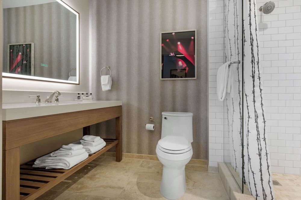 Standard Room, 1 King Bed, Non Smoking (Hearing Accessible)