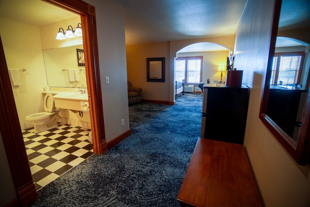 Nuks Executive Suites Deluxe Queen Room 7