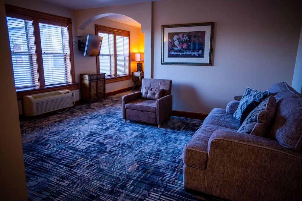 Nuks Executive Suites Standard Deluxe King Room 6