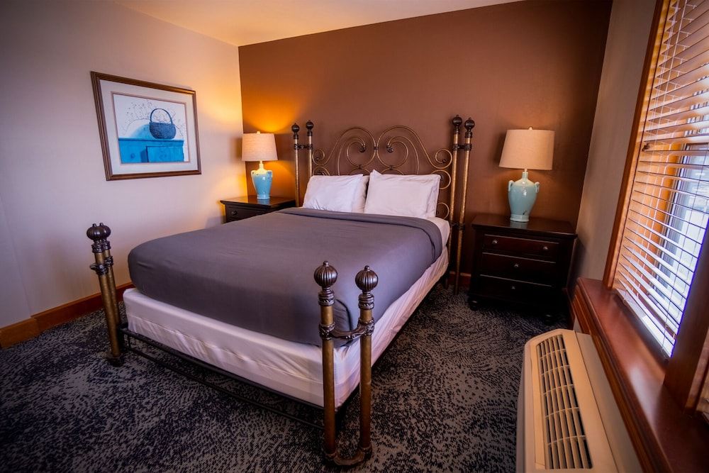 Nuks Executive Suites Deluxe Queen Room 2