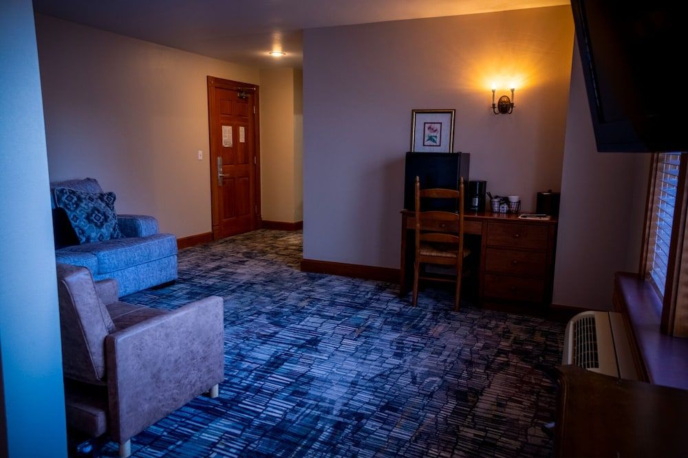 Nuks Executive Suites Standard Deluxe King Room 5