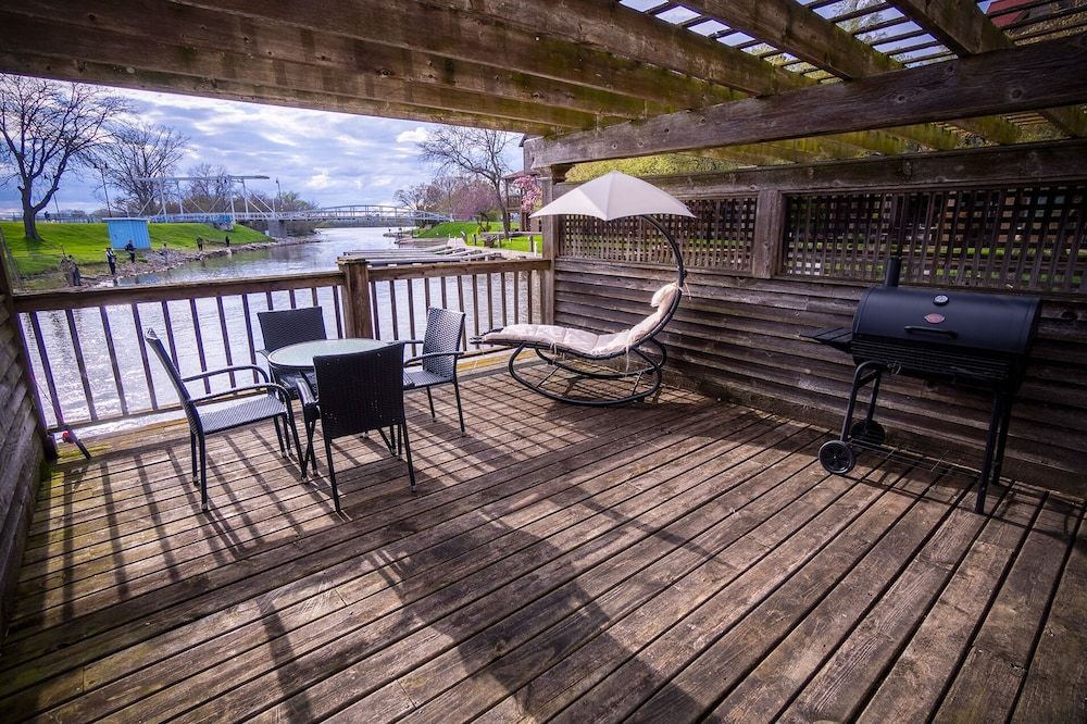 Signature Room, 1 Queen Bed, Kitchen, River View