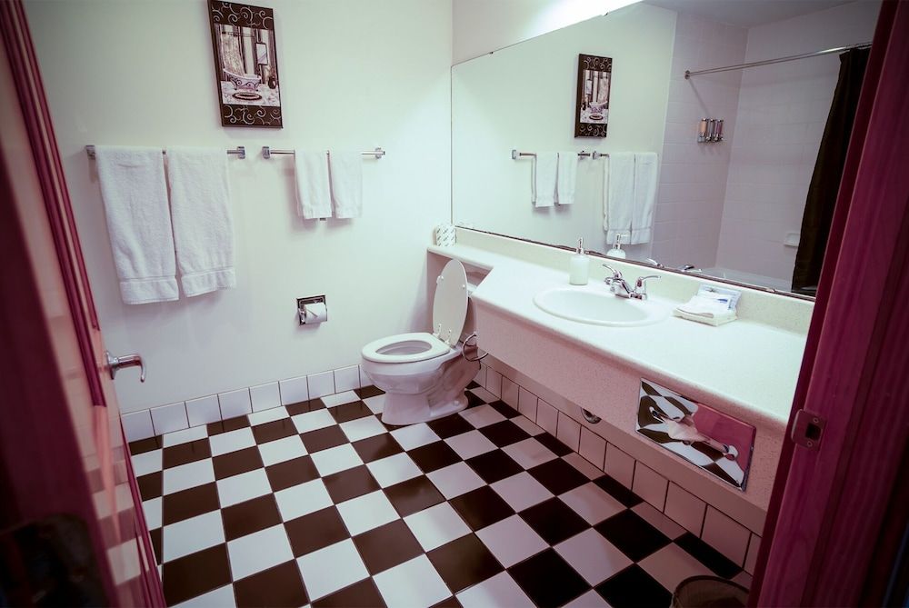 Nuks Executive Suites Deluxe Queen Room 5