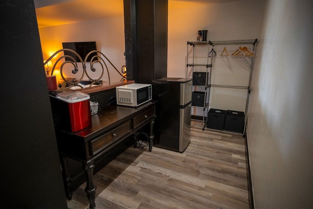 Nuks Executive Suites Signature Room, 1 King Bed, Patio, River View 5