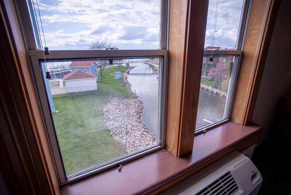 Nuks Executive Suites Deluxe Queen Room 4