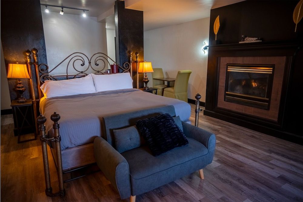 Nuks Executive Suites Signature Room, 1 King Bed, Patio, River View