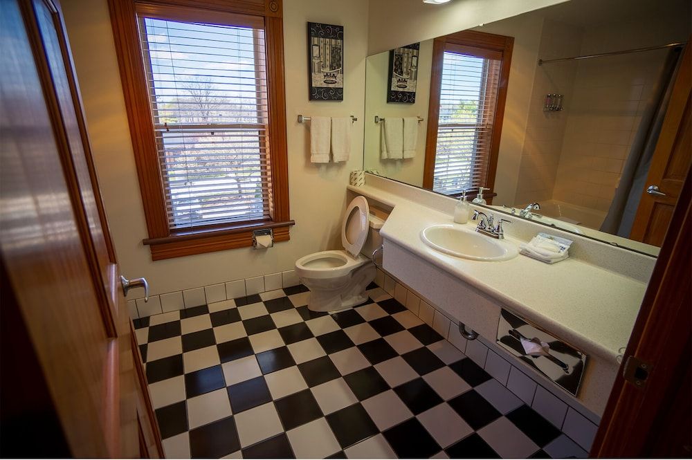 Nuks Executive Suites Standard Deluxe King Room 3