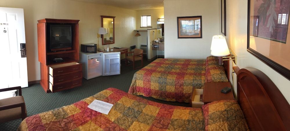 Gateway Inn Room, 2 Queen Beds, Pet Friendly 4