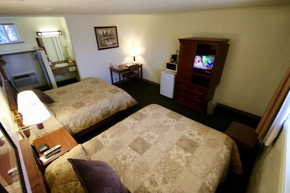 Gateway Inn Room, 2 Queen Beds 4