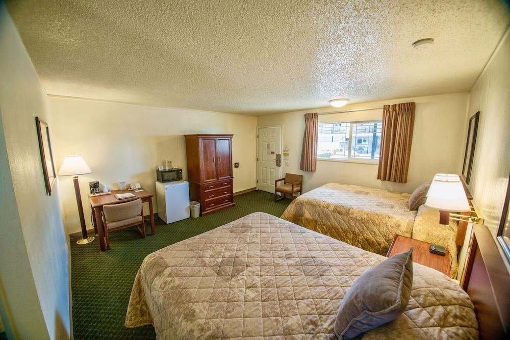 Gateway Inn Room, 2 Queen Beds, Pet Friendly 2