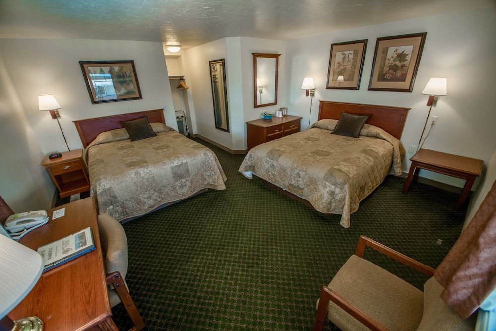 Gateway Inn Room, 2 Queen Beds 2