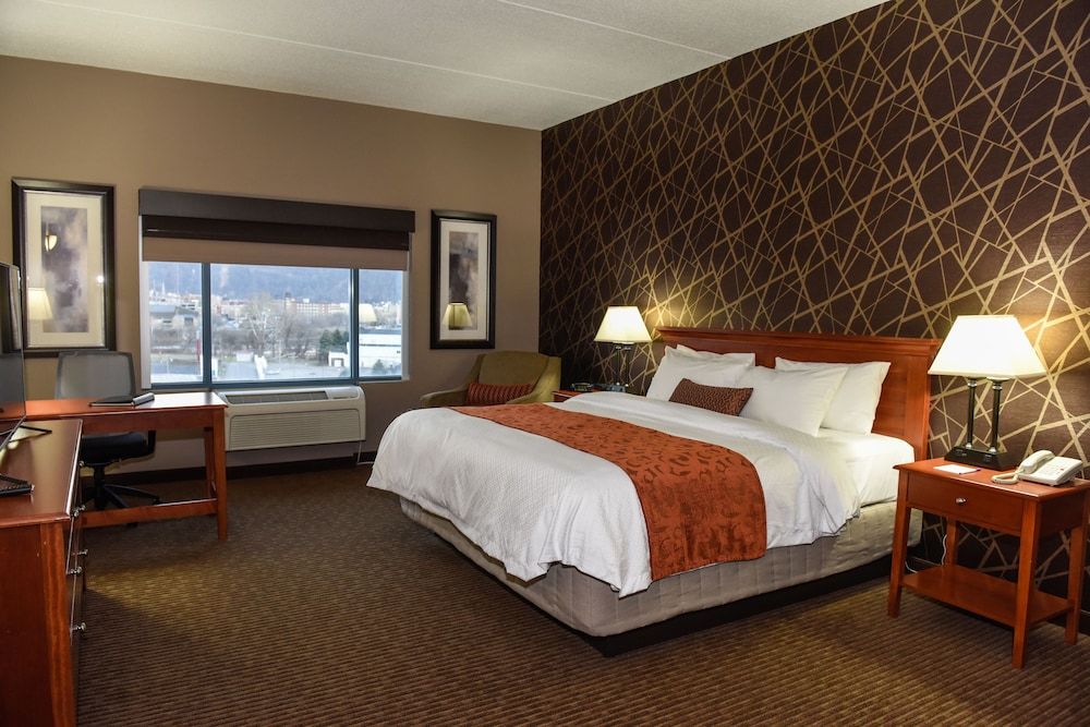 Wheeling Island Hotel-Casino-Racetrack Deluxe Room, 1 King Bed 3