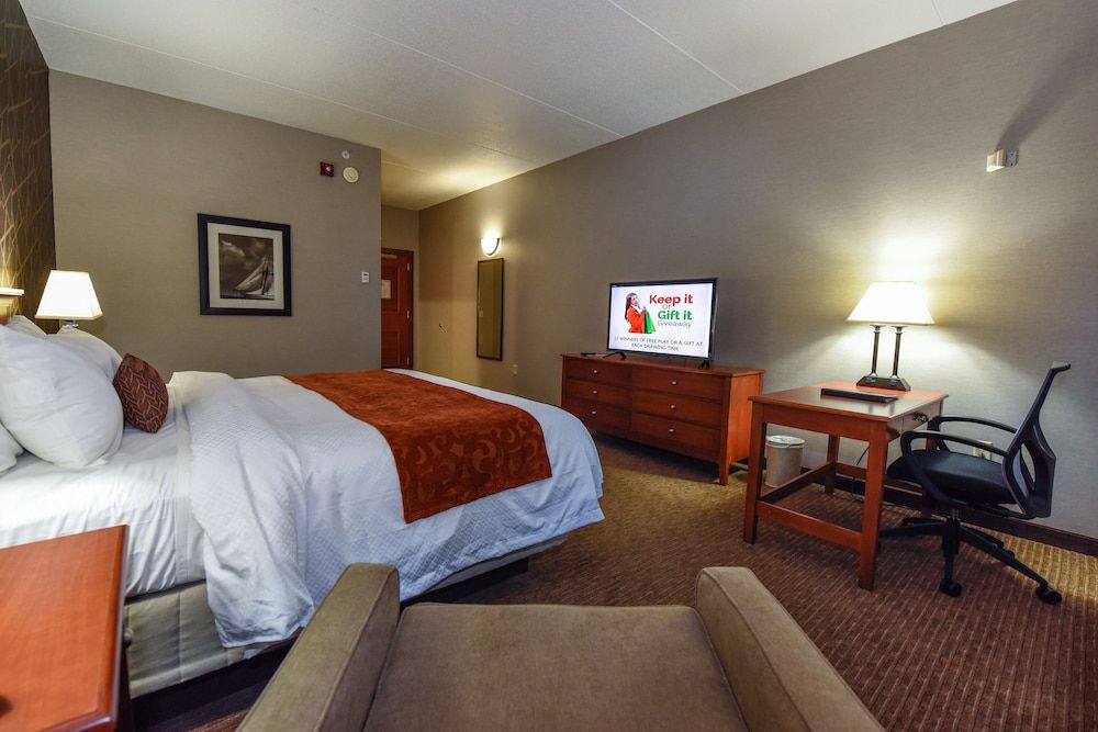 Wheeling Island Hotel-Casino-Racetrack Deluxe Room, 1 King Bed 2