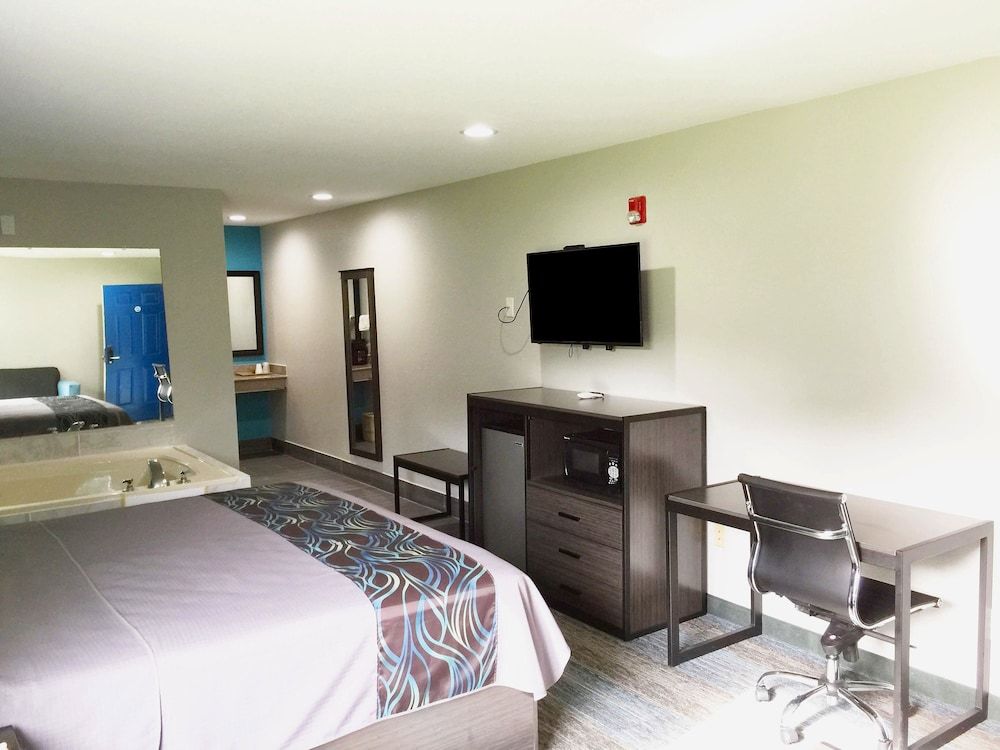 Americas Best Value Inn & Suites Mont Belvieu Houston Room, 1 King Bed, Non Smoking, Jetted Tub 3