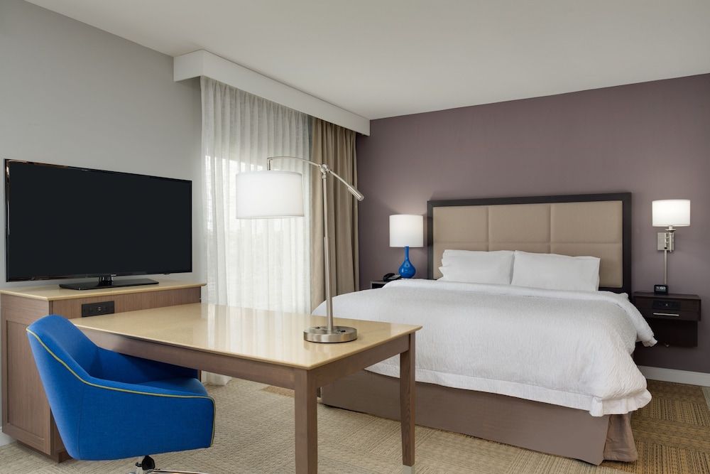 Studio, 1 King Bed, Refrigerator & Microwave (Wet bar)