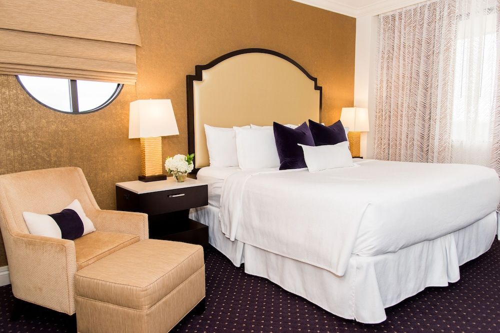 Signature Suite, 1 King Bed with Sofa bed