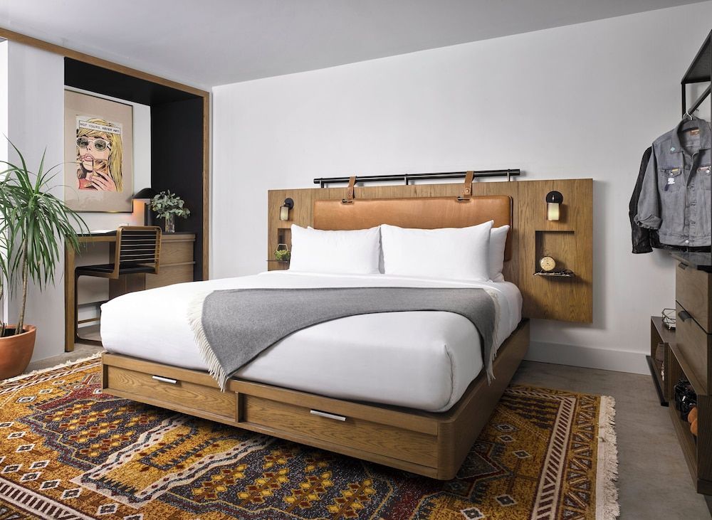 Standard Room, 1 King Bed, Roll-in Shower (Mobility, Roll-In Shower)