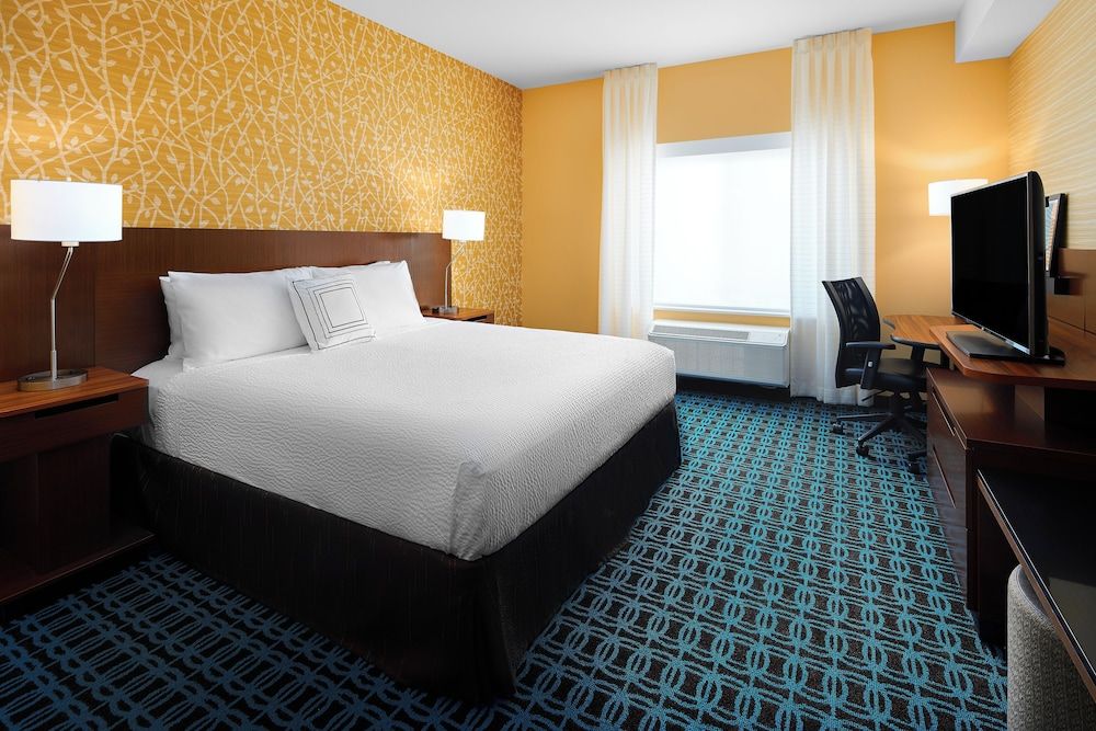 Room, 1 King Bed, Non Smoking (Mobility Accessible, Roll-in Shower)