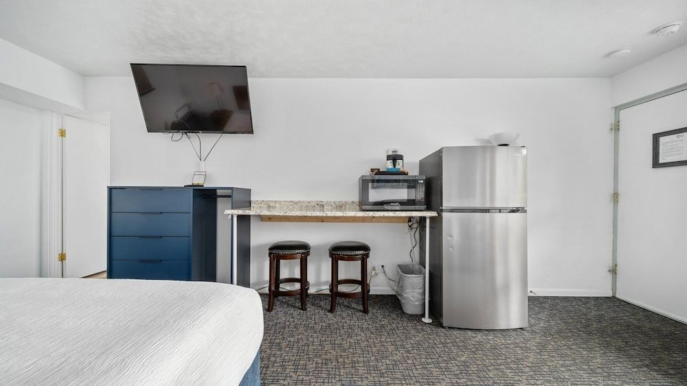 Standard Room, 1 King Bed (Upper Floor)