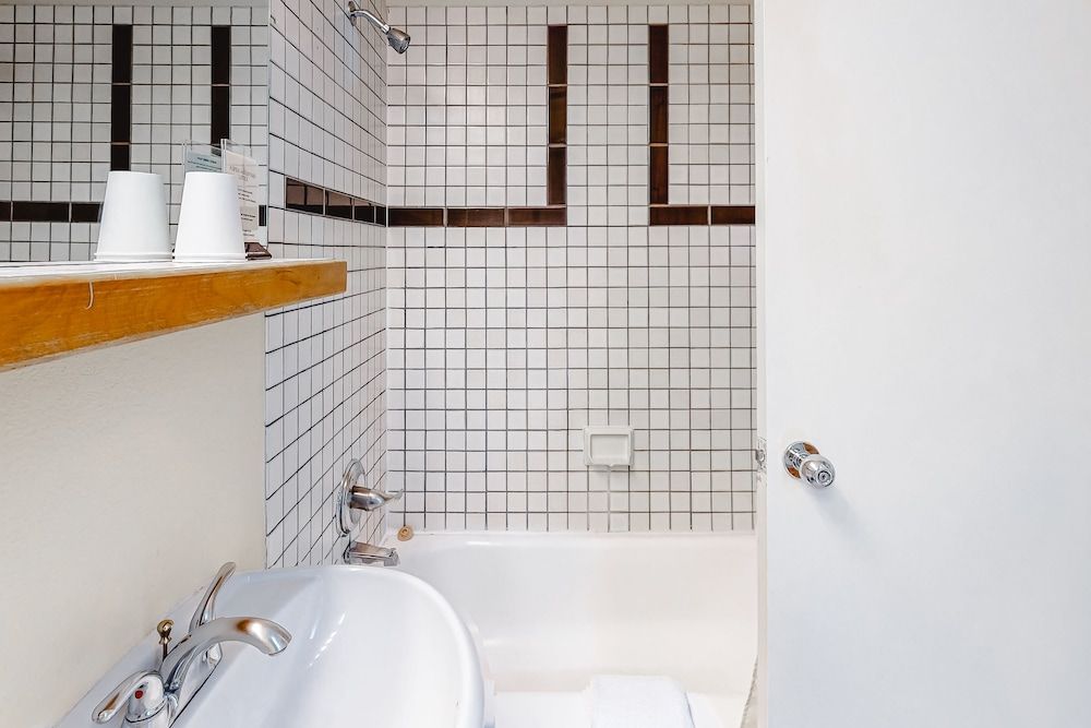 Aspen Mountain Lodge Room (Deluxe Queen) 3