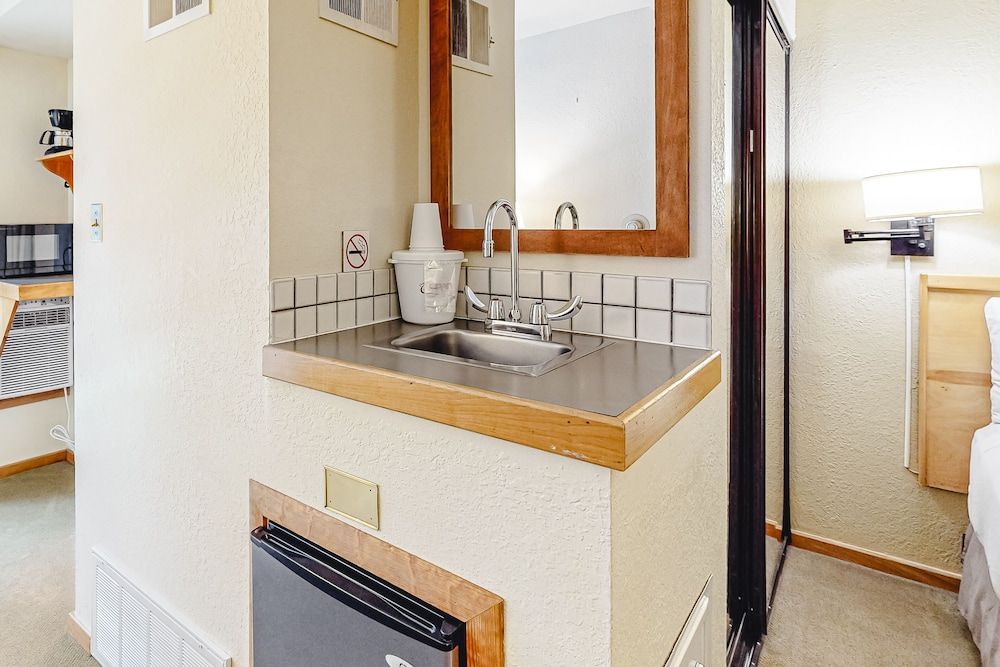 Aspen Mountain Lodge Room (Deluxe Queen) 4