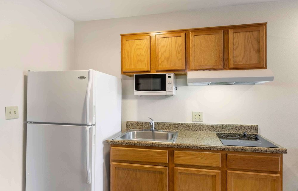 Extended Stay America Select Suites - Firestone Standard Studio, Non Smoking, Refrigerator & Microwave 6