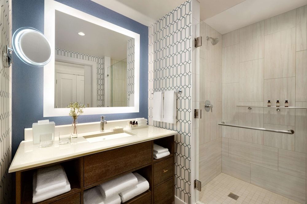 Fairmont Austin Deluxe Room, 1 King Bed 5