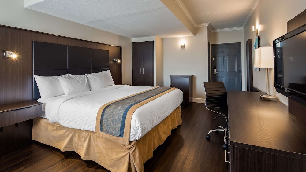 Best Western Laval-Montreal Standard Room, 1 King Bed, Non Smoking, Balcony 4