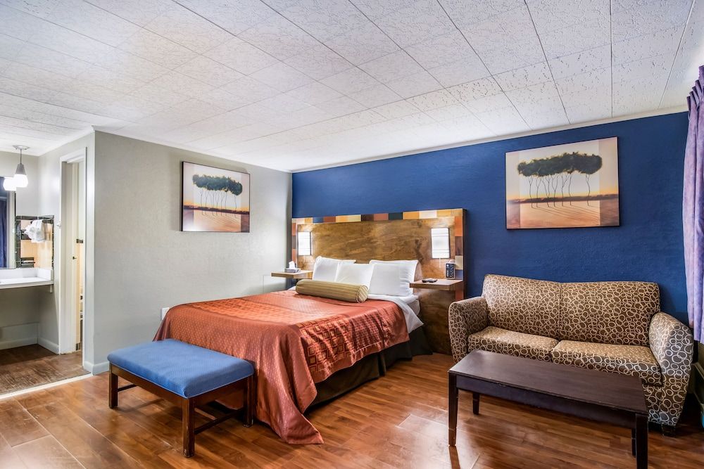 Highland Inn New Cumberland Comfort Room, 1 Queen Bed 6