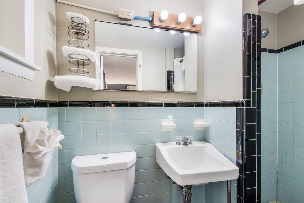 Highland Inn New Cumberland Standard Room, 1 Queen Bed 6