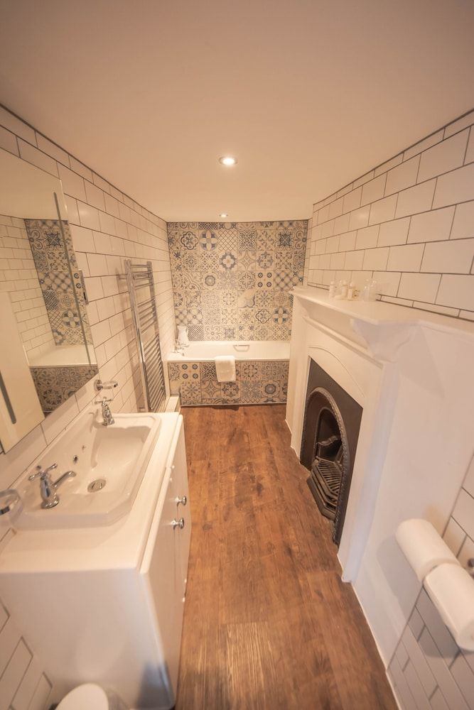 Norfolk Arms Hotel Comfort Double Room (Low ceiling height; Bath only) 5