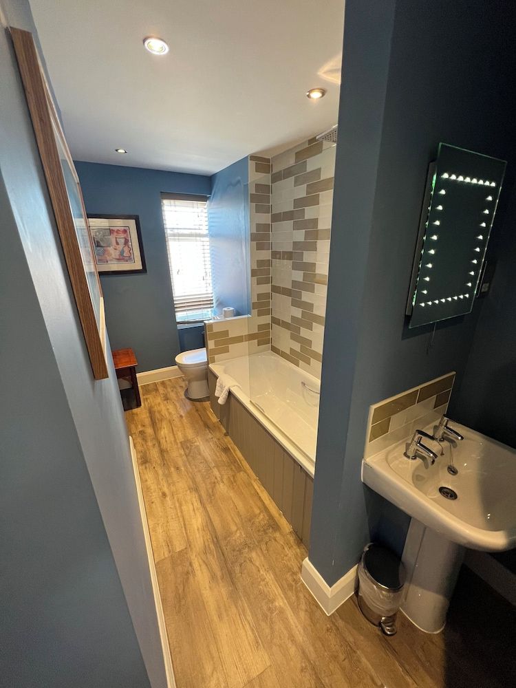 Norfolk Arms Hotel Superior Double Room 5